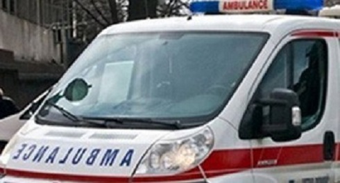Vozača saniteta udario kamion dok je stajao pored vozila – i dalje životno ugrožen