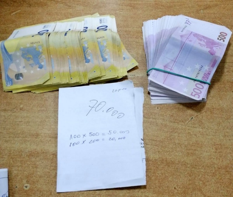Путница испод грудњака сакрила 70.000 evra