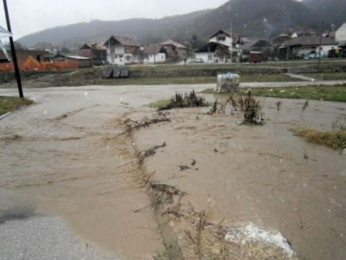 Бујица воде поплавила Врањску Бању, нема назнака повлачења