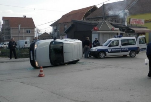 Sudar dva vozila u Vranju: Bez povređenih u prevrtanju automobila