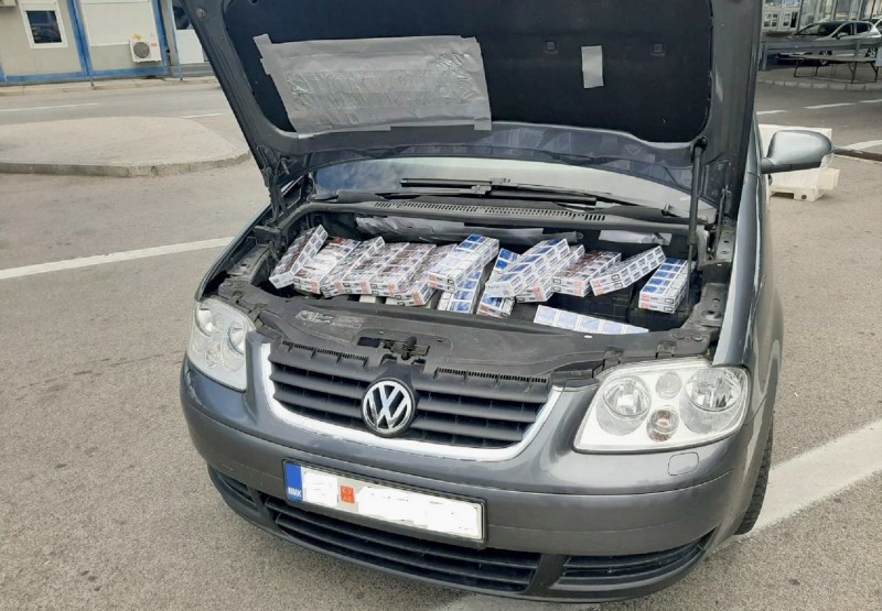 Makedonac švercovao cigarete u pogonskom delu automobila