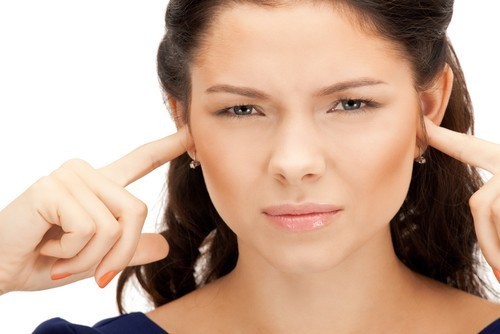 Zašto se javlja zujanje u uhu?