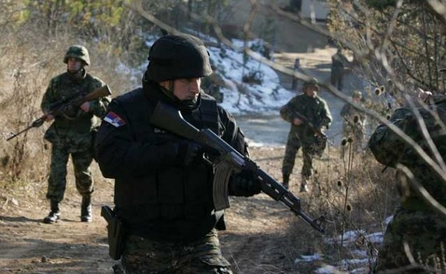 Pripadnik niškog odreda žandarmerije sa vojnicima na granici prema Bugarskoj (Foto A. Vasiljević)