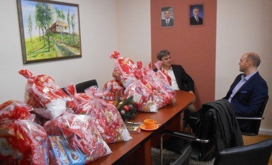 "Дунав осигурање" обезбедило новогодишње пакетиће за децу са посебним потребама у Блацу