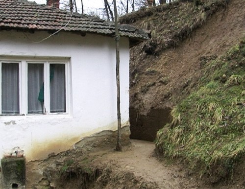 Клизиште угрожава кућу породице Станковић из Врањске Бање