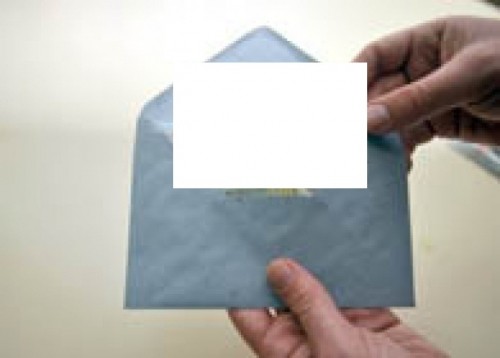 Плава коверта с новцем чека власника
