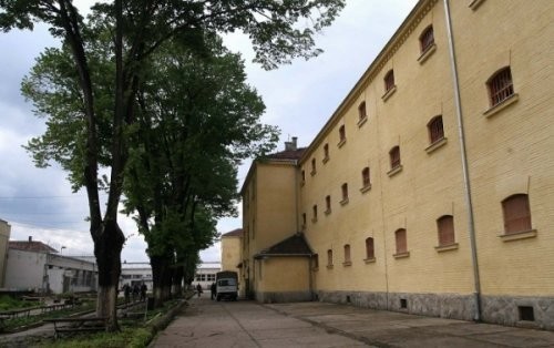 Stražari sprečili zatvorenika da skoči sa zatvorske zgrade