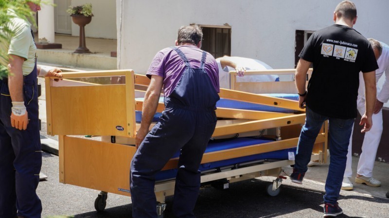 15 specijalnih kreveta za nepokretne pacijente kao donacija bolnici u Gornjoj Toponici