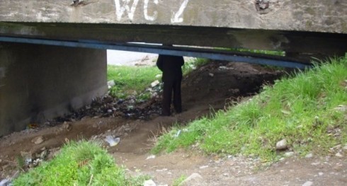Građani Kuršumlije vrše nuždu ispod mosta