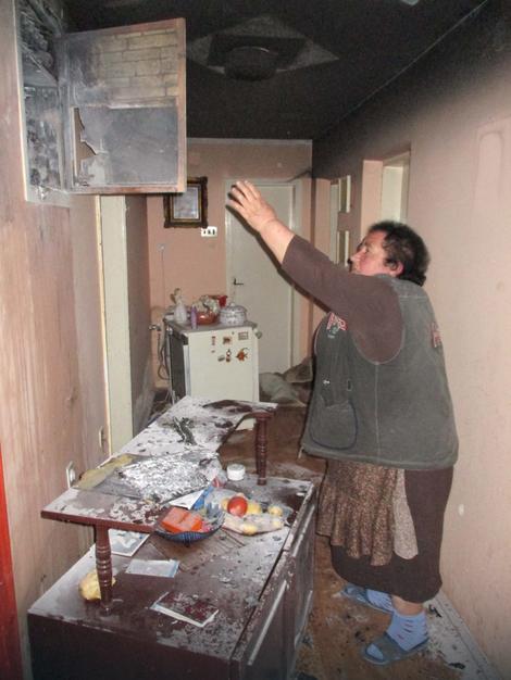 Ljiljana Stojiljković pokazuje posledice požara posle udara groma u njenu kuću Foto: BRANKO JANAČKOVIĆ / RAS Srbija