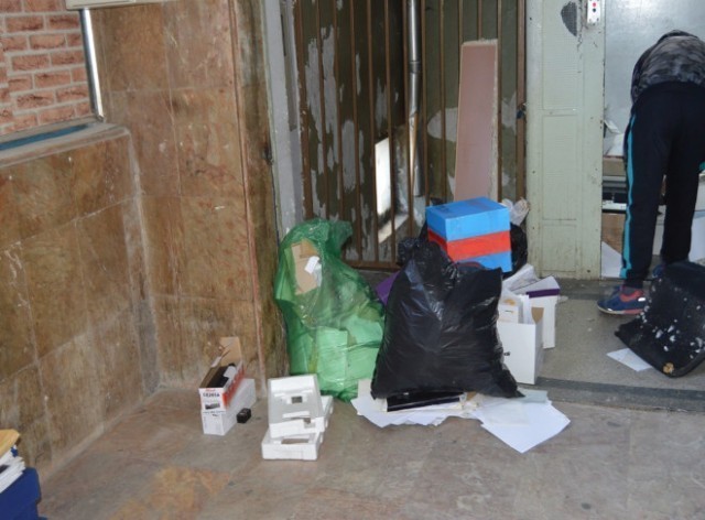 Још једно Цветановићево наређење: Општинари и службенци у Лесковцу, сами чистили своје канцеларије