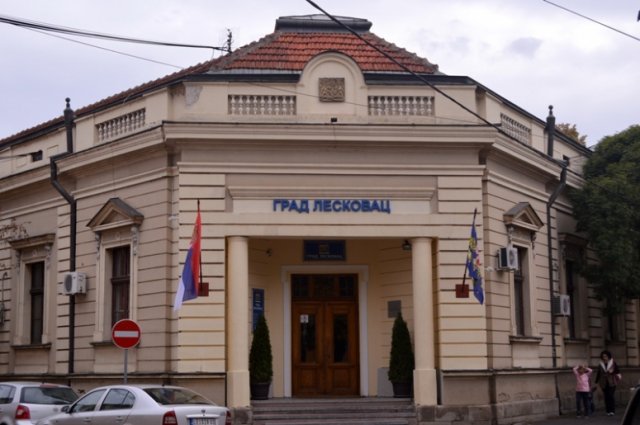 Nastavak dobre prakse: Grad Leskovac dodeljuje po 5.000 dinara za nabavku udžbenika