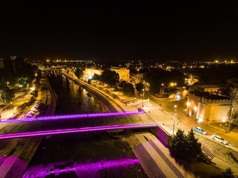 Tvrđavski most večeras u ljubičastoj boji povodom Svetskog dana prevremeno rođene dece
