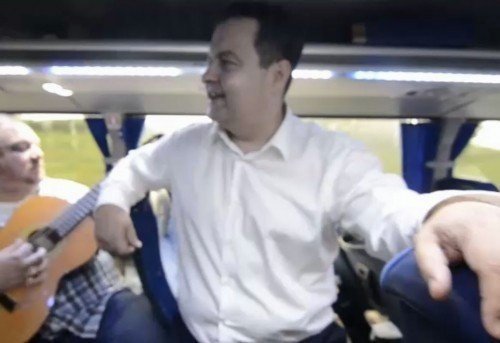 Pogledajte kako Dačić peva "Miljacku" u autobusu