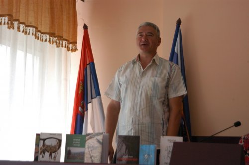 Književnik Miodrag Tasić predstavljen ražanjskoj čitalačkoj javnosti