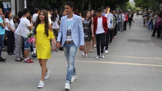Мали матуранти Основне школе „Милоје Закић“ прошетали чаршијом