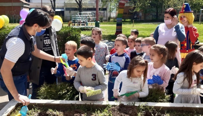 Mališani uz igru učili kako da zasade biljke
