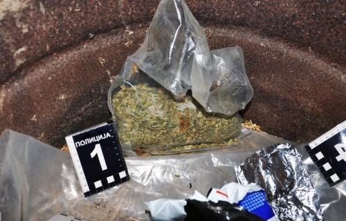 Prokupčanin bacio pakete marihuane kada je ugledao policiju