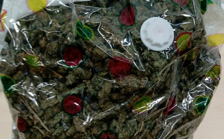У аутомобилу пронађен пакет са више од два килограма марихуане