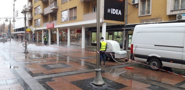 Дубинско чишћење пешачких зона у Нишу