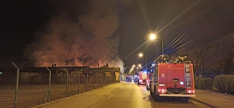 Veliki požar u Ulici Aleksandra Medvedeva - izgorelo šest stanova, za sada nema povređenih