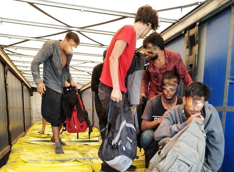 Мигранти сакривени у камиону са вештачким ђубривом