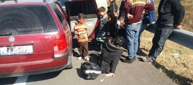 Пронађено 15 илегалних миграната на путу Пирот–Ниш, возач побегао из возила у непознатом правцу?! (ФОТО)