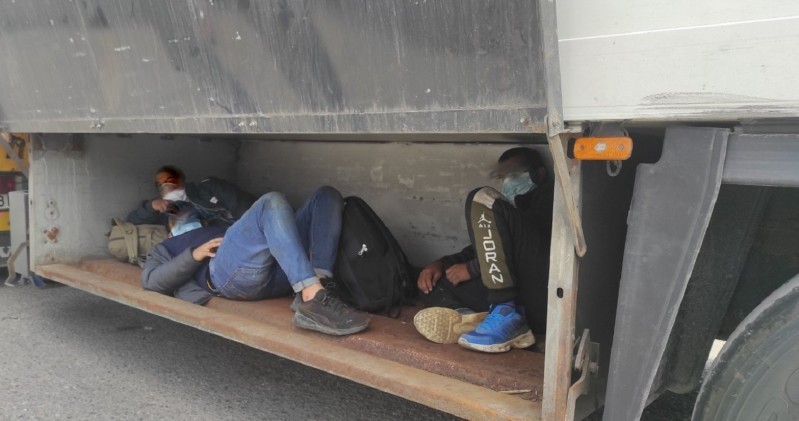 Мигранти сакривени у боксу за алат приколице камиона