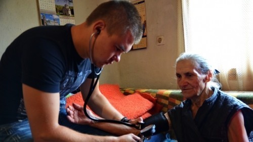 Mladi lekar bez posla pomaže starima