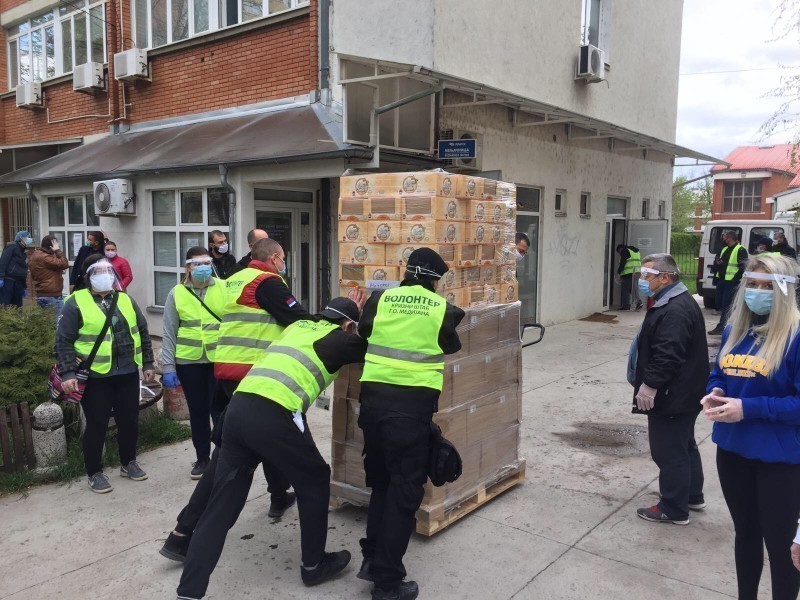 Gradskoj opštini Medijana Kompanija Mozzart donirala 500 paketa namirnica i hemije