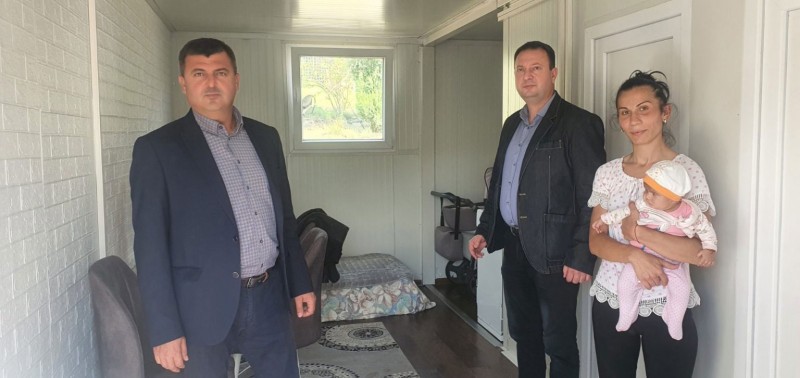 Ugovori za korišćenje novih montažnih objekata porodicama u Kuršumliji koje su ostale bez krova nad glavom zbog požara pre godinu dana