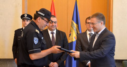 Ministar Stefanović nagradio policajca koji je spasao dva mladića