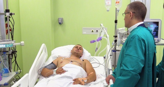 Стефановић обишао у Клиничком центру Ниш полицајца који је рањен у пуцњави током викенда