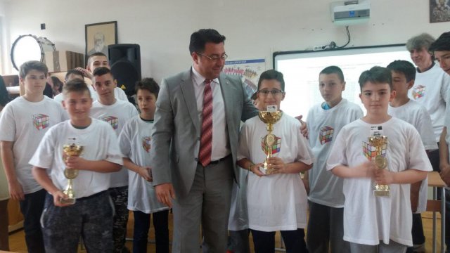 Nikola Kostić iz „Tasine“ škole pobednik u slaganju Rubikove kocke