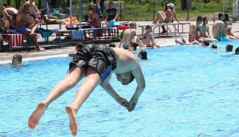 Спас од врућина Куршумљни траже на базену