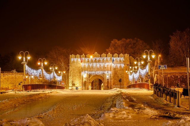 Niška tvrđava obasjana božićnim snegom, Foto: Saša Petrović
