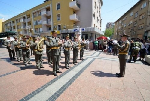 Парада у Нишу: Војни оркестар продефиловао градом (Фото)