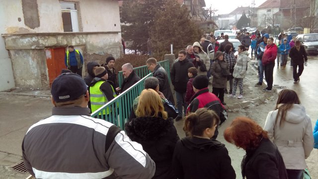 Narodni poslanik Hadži Stošić i većnik Aleksov pokušavaju da uđu u vrtić, Foto: Građanin