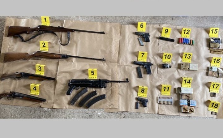 Policija u Nišu zaplenila puške, pištolje i ručnu bombu