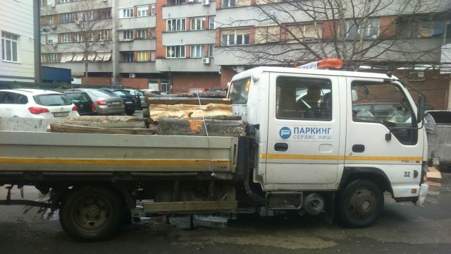 Фото вест: Превоз дрва, нова услуга нишког "Паркинг сервиса"?!