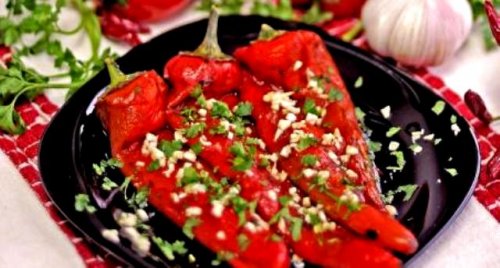 Letnji recepti juga Srbije: Pečene paprike sa belim lukom