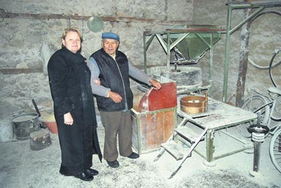 Власница воденице Слађана Димитријевић и Тугомир Костић који одржава воденицу