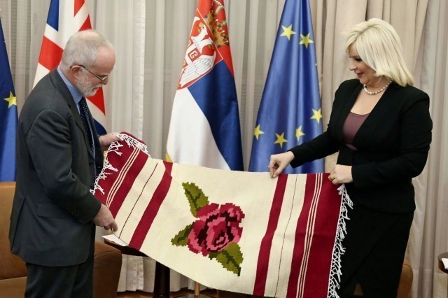 Zorana Mihajlović poklonila ćilim ambasadoru Velike Britanije