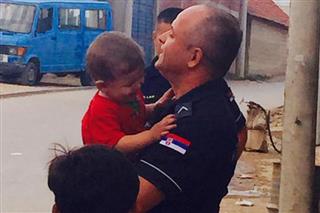 Kо jе полицаjац коjи грли сириjског дечака?