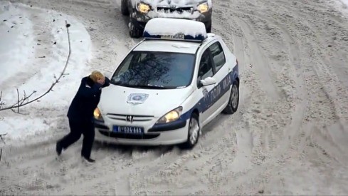 Policija po snegu sa letnjim gumama