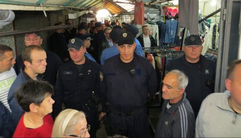 Рација на пијаци у Нишу: Трговци опколили полицију