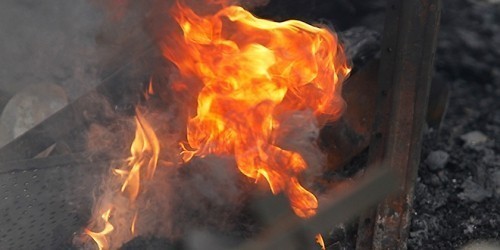 У пожару, у коме је повређена једна особа, изгорео већи део дрвене бараке у Бујановцу у којој је живело пет породица избеглих с Косова.