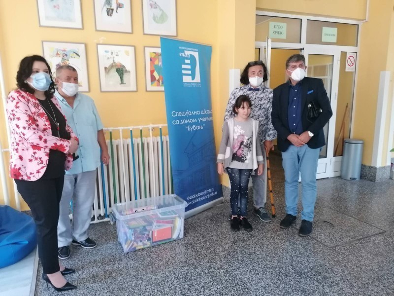 Федерација ромских основаца, средњошколаца и студената, донирала школски прибор специјалним школама на Палилули