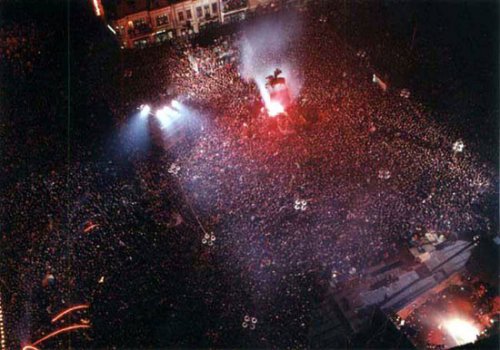 Proslava pobede opozicije i Srpske Nove godine 13. januara na Trgu kralja Milana – tada trga Oslobođenja – foto Dušan Mitić Car
