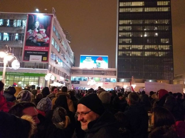 Око хиљаду грађана на протесту у Нишу, организатори против јефтиног политиканства опозиционих странака (ФОТО)